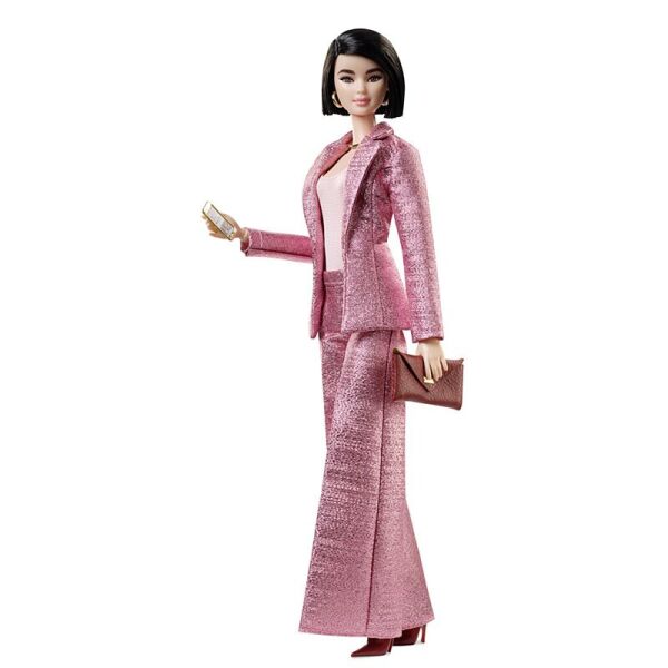 Кукла Барби коллекционная Стиль от Крисель Лим Barbie Signature Styled by Chriselle LIM Collector Doll in Pink Pant Suit GHL77
Кукла Барби коллекционная Стиль от Крисель Лим Barbie Signature Styled by Chriselle LIM Collector Doll in Pink Pant Suit GHL77