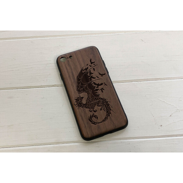 Деревянный чехол SkinWood Американский орех для iPhone 7 с дизайнерской гравировкой Дракон
Деревянный чехол SkinWood Американский орех для iPhone 7 с дизайнерской гравировкой Дракон