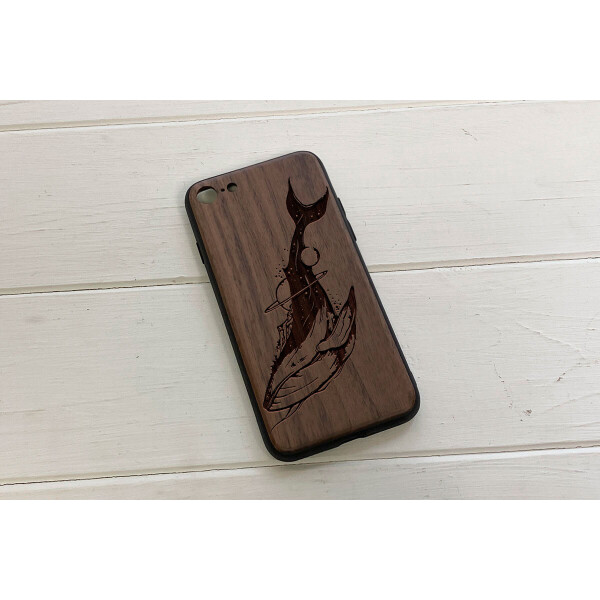 Деревянный чехол SkinWood Американский орех для iPhone 7 с дизайнерской гравировкой Кита
Деревянный чехол SkinWood Американский орех для iPhone 7 с дизайнерской гравировкой Кита
