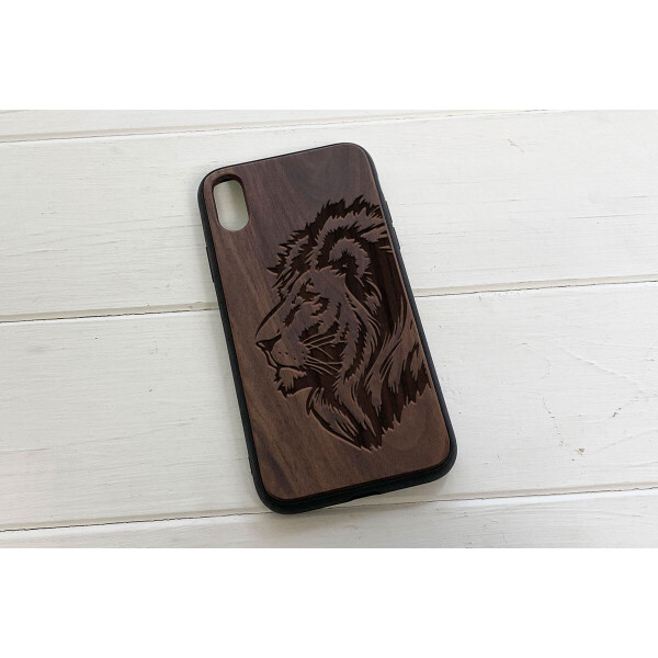 Деревянный чехол SkinWood Американский орех для iPhone XR с дизайнерской гравировкой Льва
Деревянный чехол SkinWood Американский орех для iPhone XR с дизайнерской гравировкой Льва