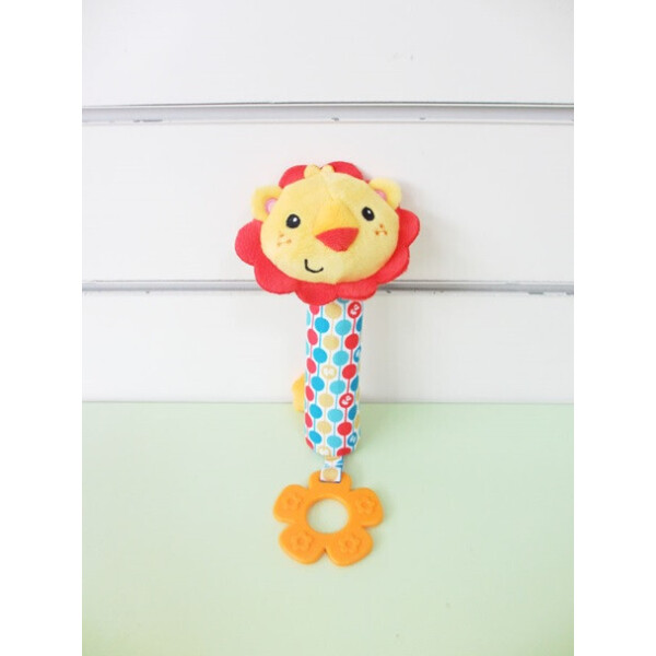 Погремушка мягкая в ручку FISHER PRICE Львенок, внутри пищалка 9*28 см, на планш. 19*13,5см, в п/э /48/
Погремушка мягкая в ручку FISHER PRICE Львенок, внутри пищалка 9*28 см, на планш. 19*13,5см, в п/э /48/