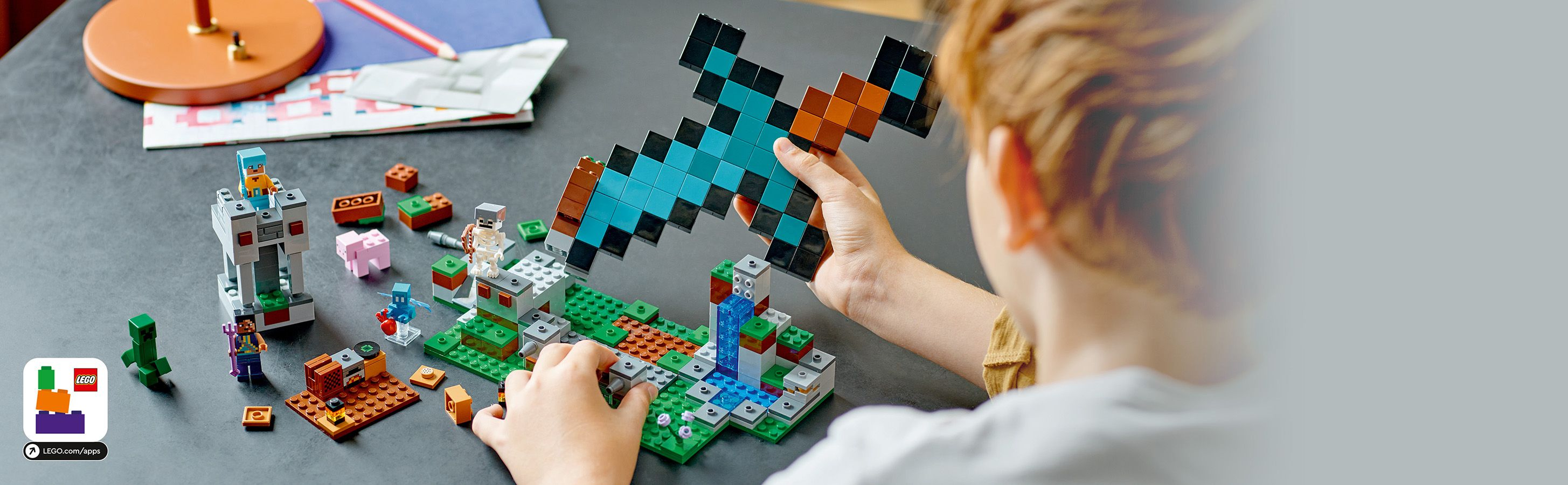 LEGO® Minecraft® Форпост із мечем

