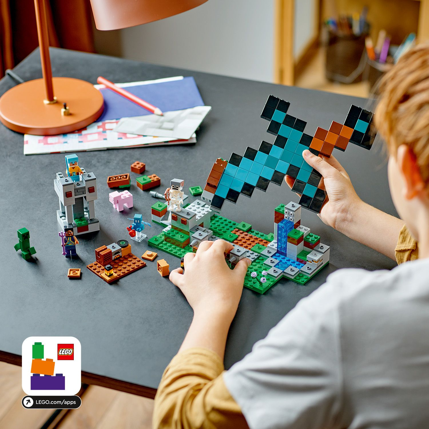 LEGO® Minecraft® Форпост із мечем

