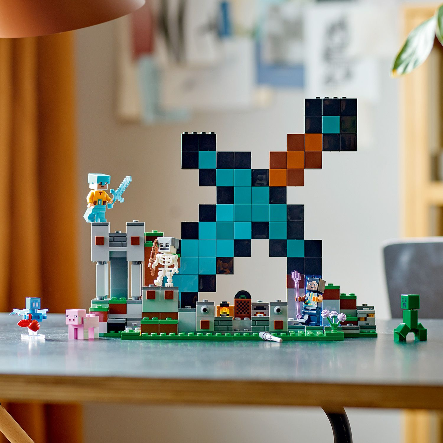 LEGO® Minecraft® Форпост із мечем

