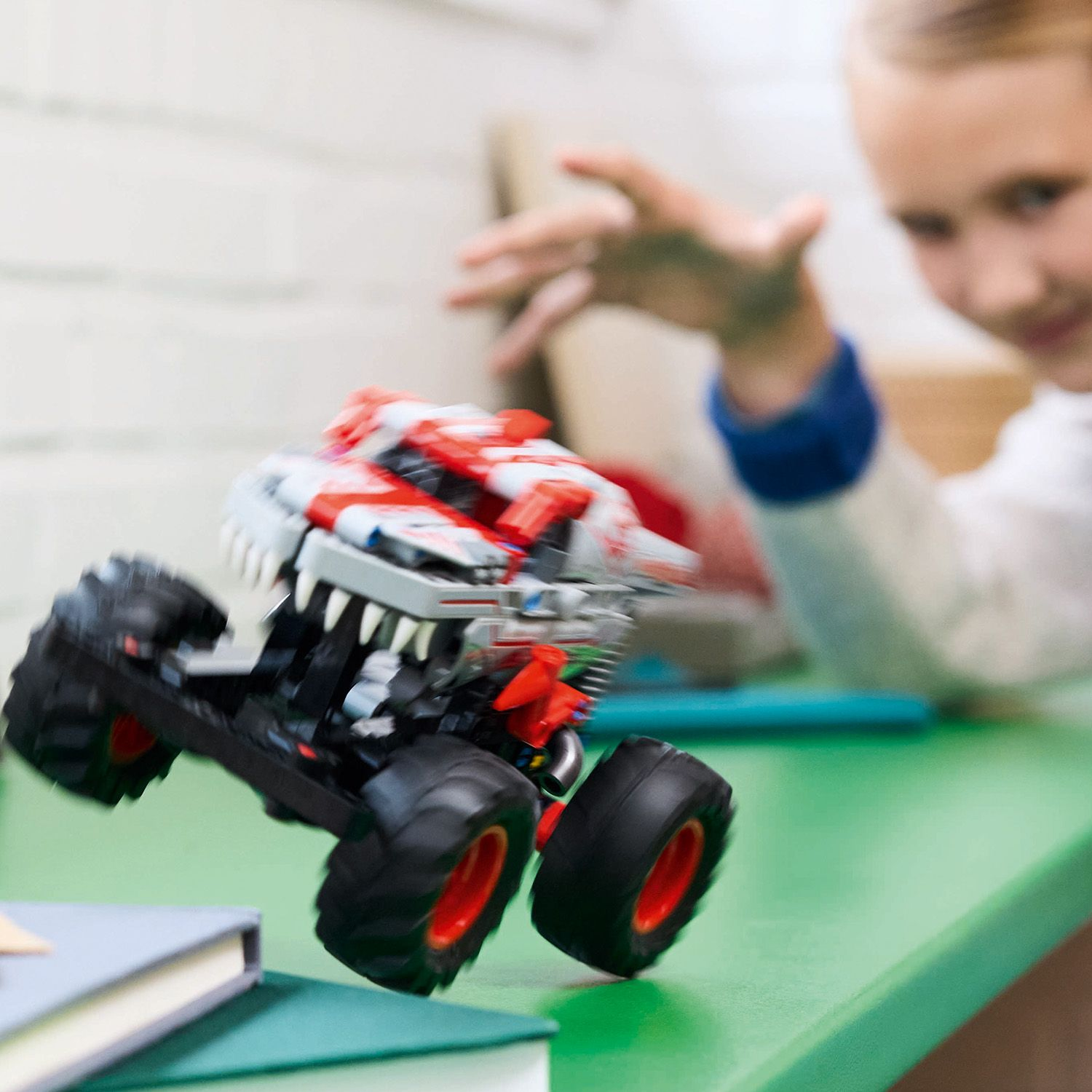 LEGO® Technic Monster Jam™ ThunderROARus™ с инерционным двигателем
