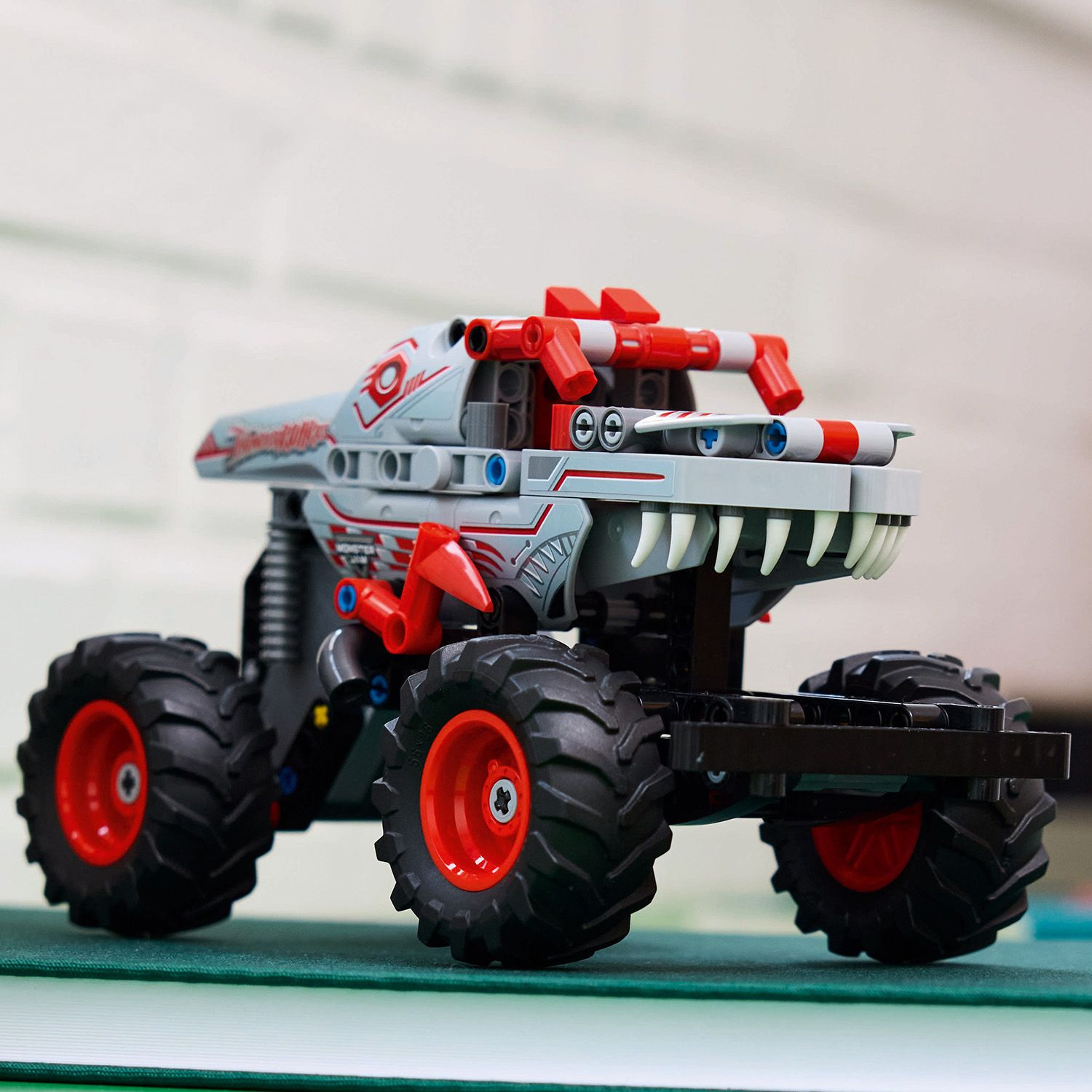 LEGO® Technic Monster Jam™ ThunderROARus™ с инерционным двигателем


