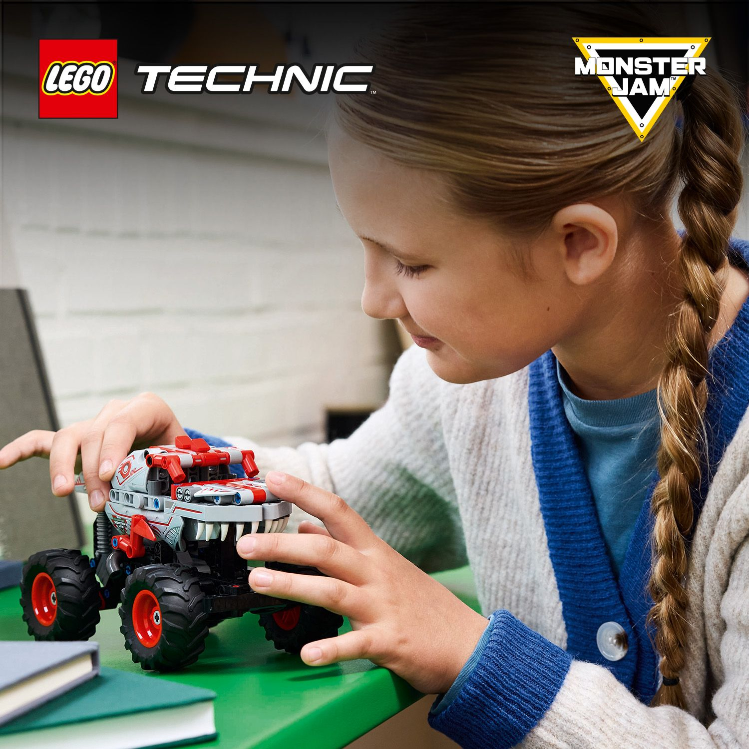 LEGO® Technic Monster Jam™ ThunderROARus™ с инерционным двигателем
