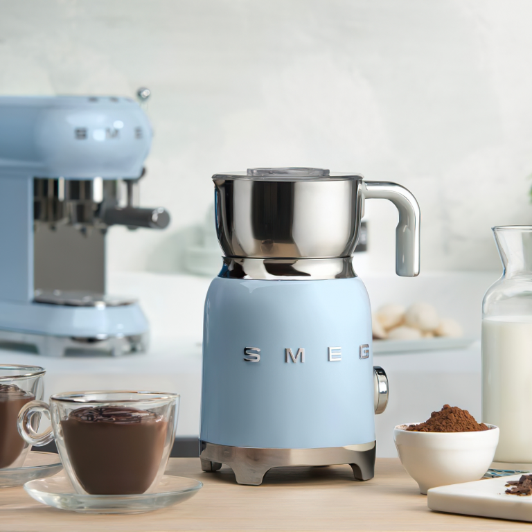 Фото 3 Вспениватель молока Smeg MFF01BLEU