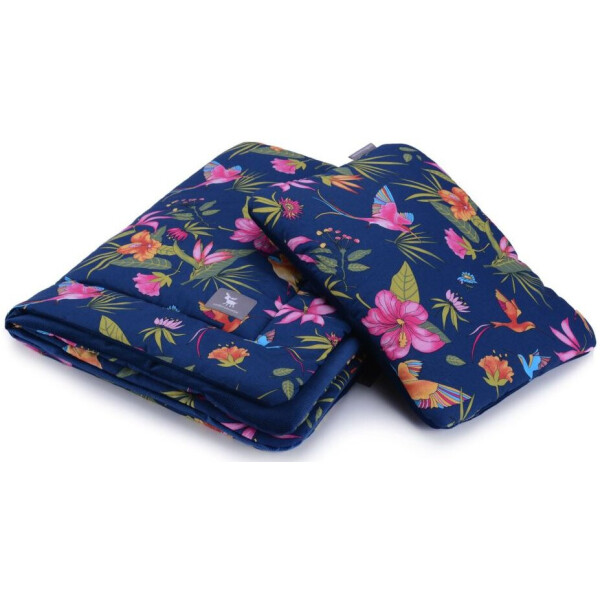 

Плед с подушкой Cottonmoose Cotton Velvet 408/81/145 rajski ptak na granacie cotton velvet dark navy (синий (райские птицы) с темно-синим (бархат))