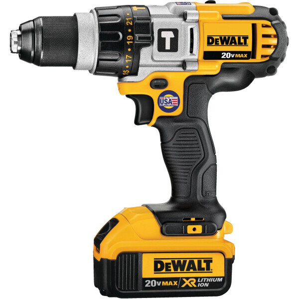 

Дрель-шуруповерт DeWALT. DCD985M2