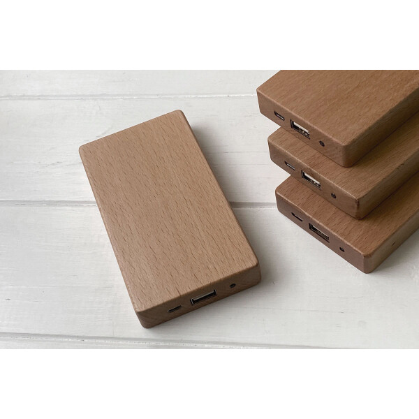 

Деревянный внешний аккумулятор Maple