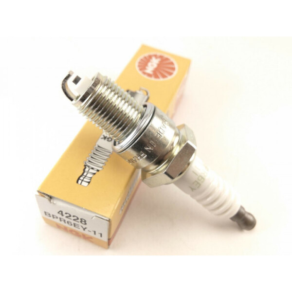 

Cвеча зажигания NGK BPR6EY-11 (4228)