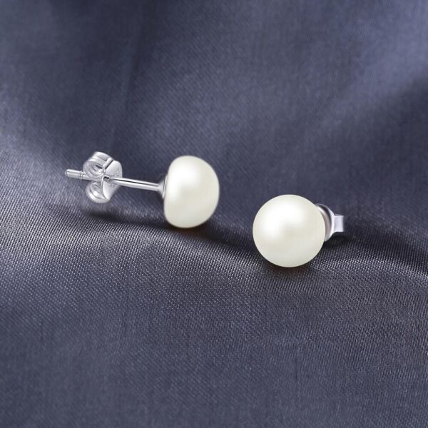 

Серьги гвоздики из серебра 925 пробы с натуральным жемчугом "Silver and Pearl", диаметр жемчужины 9,5 мм.