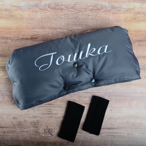 

Муфта рукавички сдельная, на коляску / санки, для рук, темно-серый флис, именная - Гошка (цвет темно-серый)