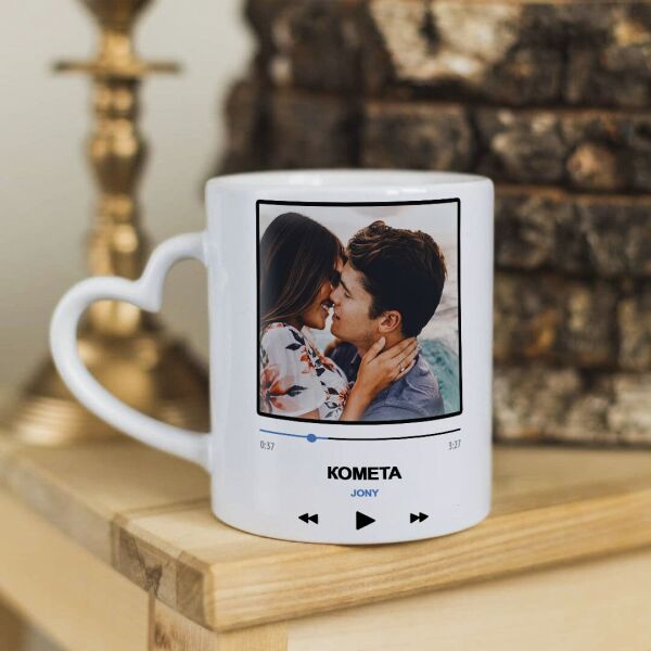 

Чашка с ручкой в форме сердечка для влюбленных на подарок с фото (ART_586)