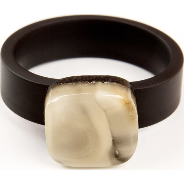 Женское кольцо из каучука с янтарем и серебряным креплением, размер 17 (1695072)