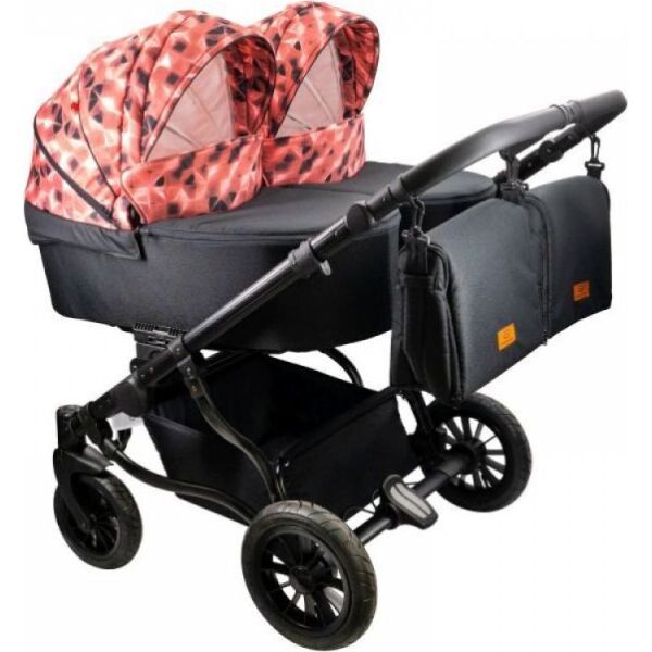 

Коляска для двойни Adbor Duo Lux Черный/Красный с принтом с чехлами для ножек и дождевиками + сумка для мамы