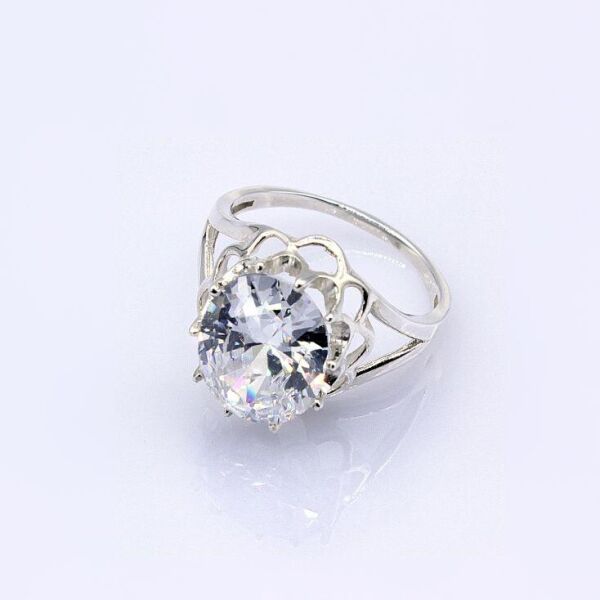 

Серебряное кольцо с овальным камнем 19,5 размер