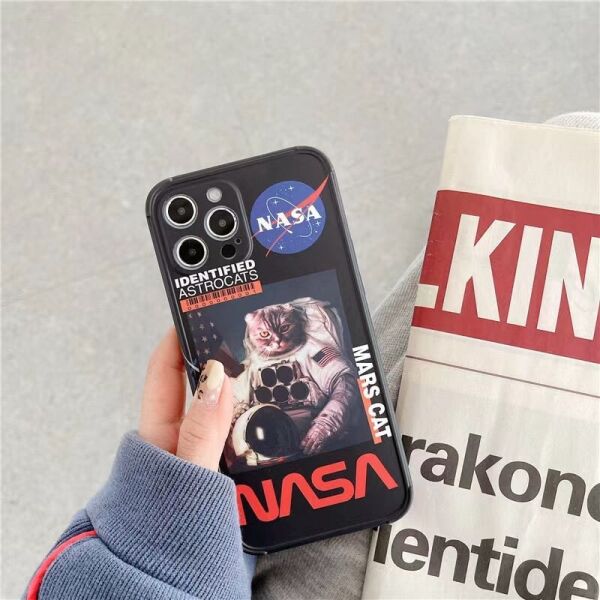 

Чехол для iPhone 12 NASA Марсианский кот Черный