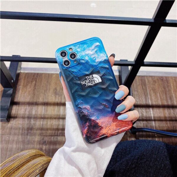 

Чехол для iPhone 12 The North Face Лава у горы