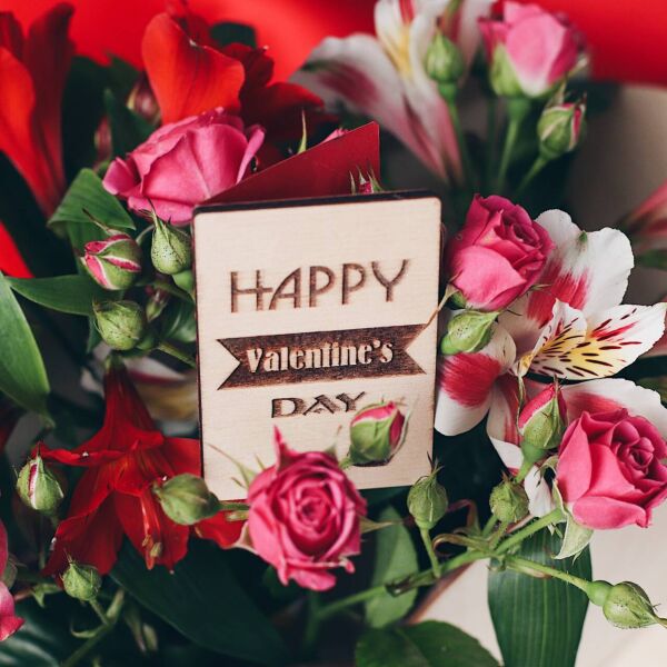 

Открытка из дерева для букетов DomKreativa happy valentine`s day 2044 5х8см английский язык Без покраски с красной бумагой