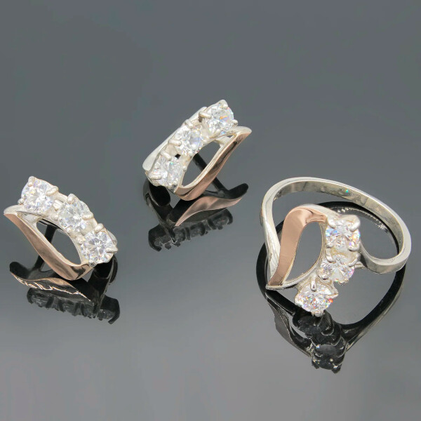 

Серебряное кольцо и серьги Diva Троица золотые вставки белый фианит 17 (016г)