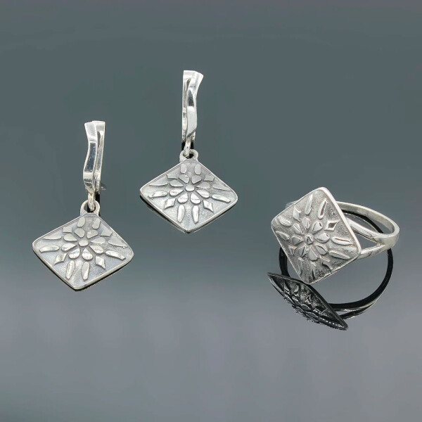 

Серебряное кольцо и серьги Diva Женское счастье 19.5 размер (047г)