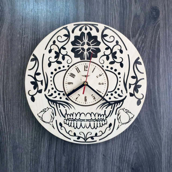 

Стильные настенные деревянные часы в готическом стиле