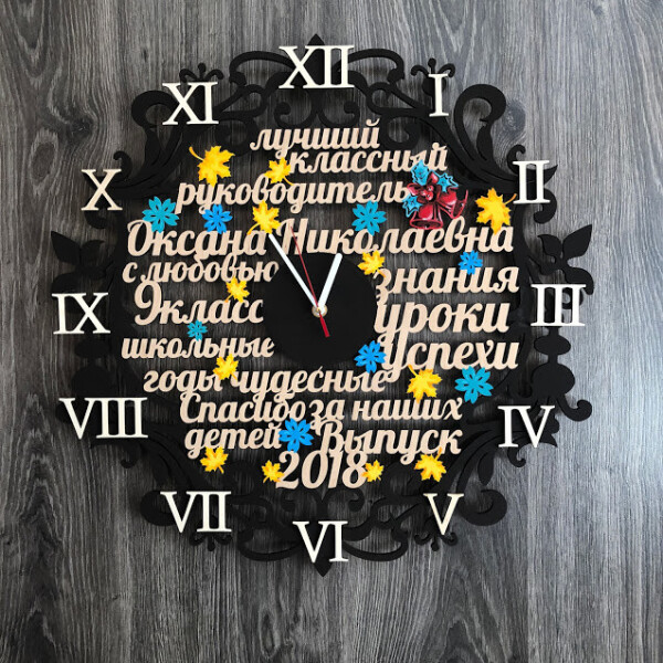 

Цветные настенные часы из дерева со словами