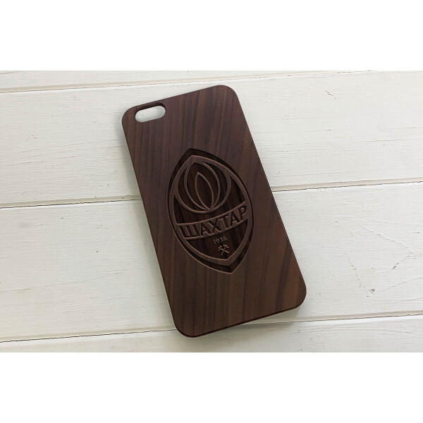 

Деревянный чехол SkinWood Американский орех для iPhone 6 Plus с дизайнерской гравировкой Шахтер