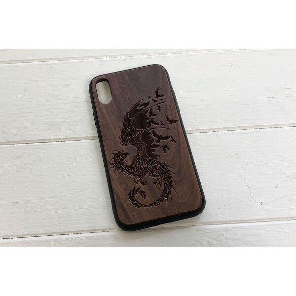 

Деревянный чехол SkinWood Американский орех для iPhone XR с дизайнерской гравировкой Дракон