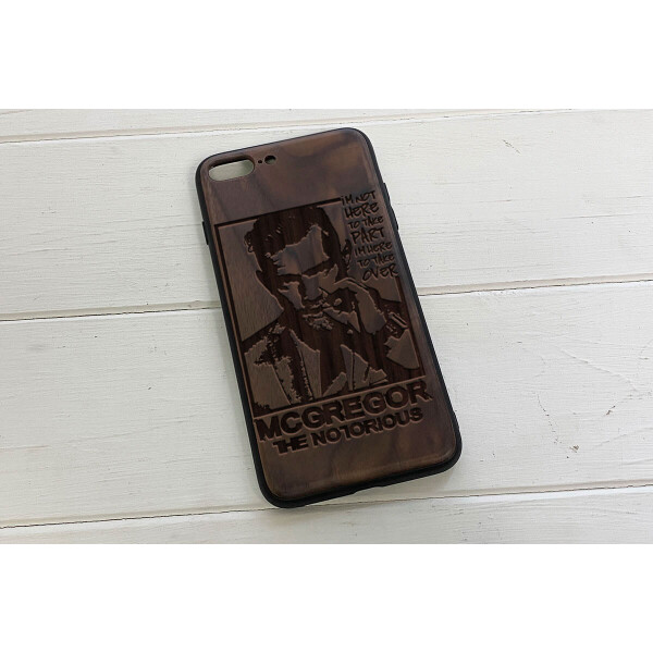 

Деревянный чехол SkinWood Американский орех для iPhone 7 Plus с дизайнерской гравировкой McGregor