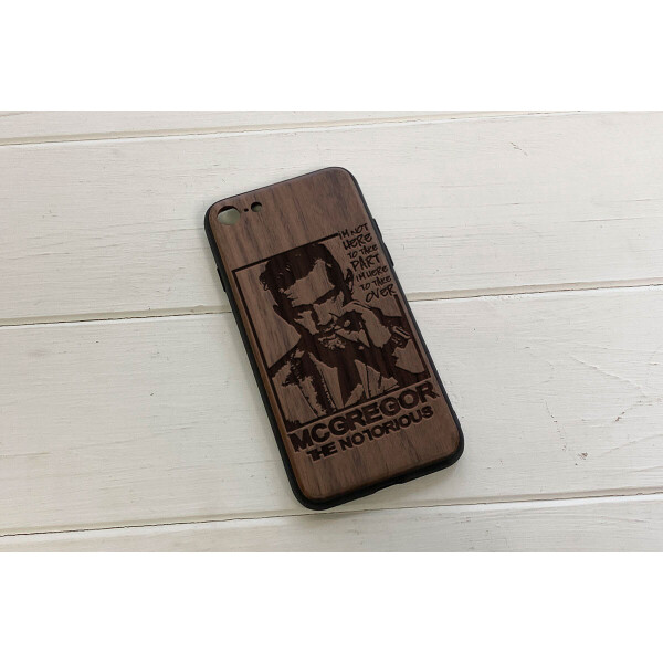 

Деревянный чехол SkinWood Американский орех для iPhone 8 с дизайнерской гравировкой McGregor