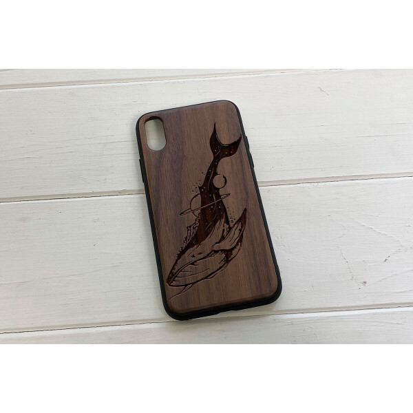 

Деревянный чехол SkinWood Американский орех для iPhone X с дизайнерской гравировкой Кита