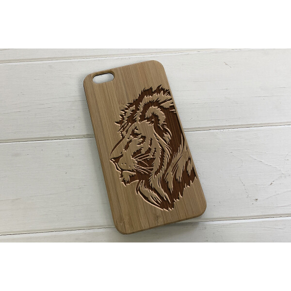 

Деревянный чехол SkinWood Сандал для iPhone 6 Plus с дизайнерской гравировкой Лев