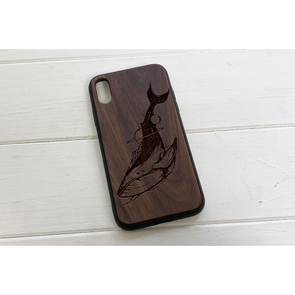 

Деревянный чехол SkinWood Американский орех для iPhone XS MAX с дизайнерской гравировкой Кита