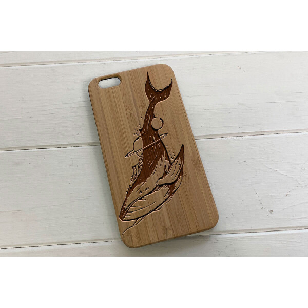 

Деревянный чехол SkinWood Сандал для iPhone 6 Plus с дизайнерской гравировкой Кит
