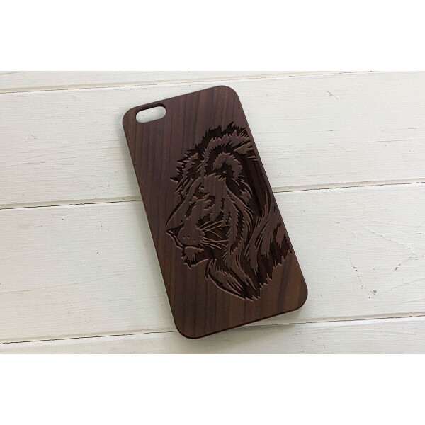 

Деревянный чехол SkinWood Американский орех для iPhone 6 Plus с дизайнерской гравировкой Лев