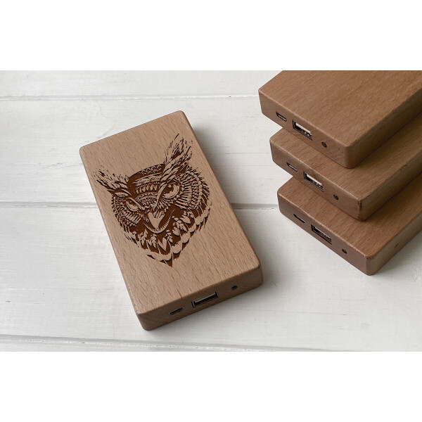 

Деревянный внешний аккумулятор Maple с гравировкой Sova1