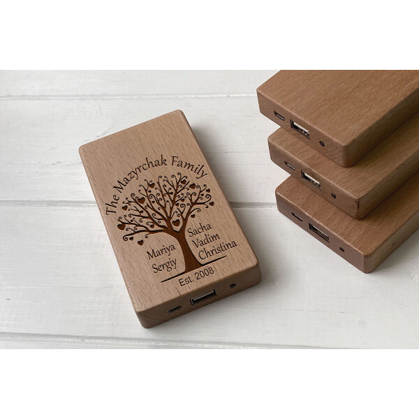 

Деревянный внешний аккумулятор Maple с гравировкой Family-tree