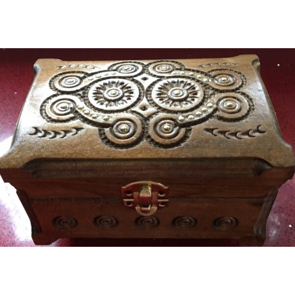 

Деревянная шкатулка для украшений инкрустрированная металом 16*11*11см