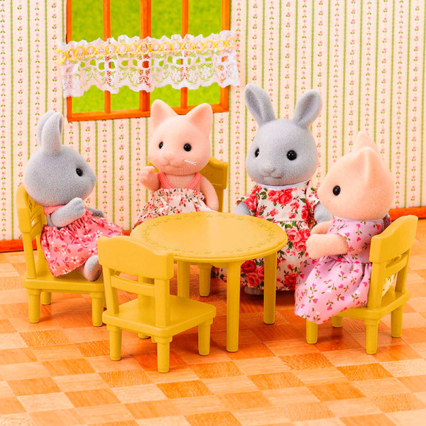 

Игровой набор Sylvanian Families Круглый стол и 4 стула (5144)