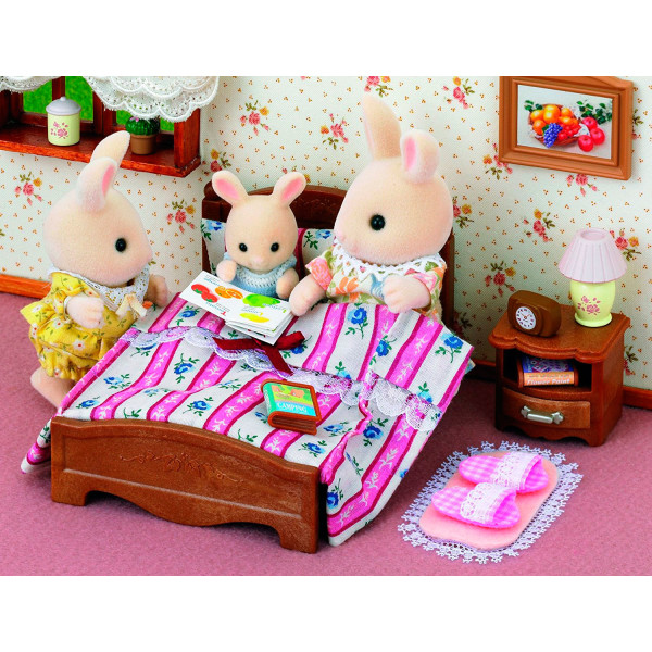 

Игровой набор Sylvanian Families Большая кровать и тумбочка (5019)