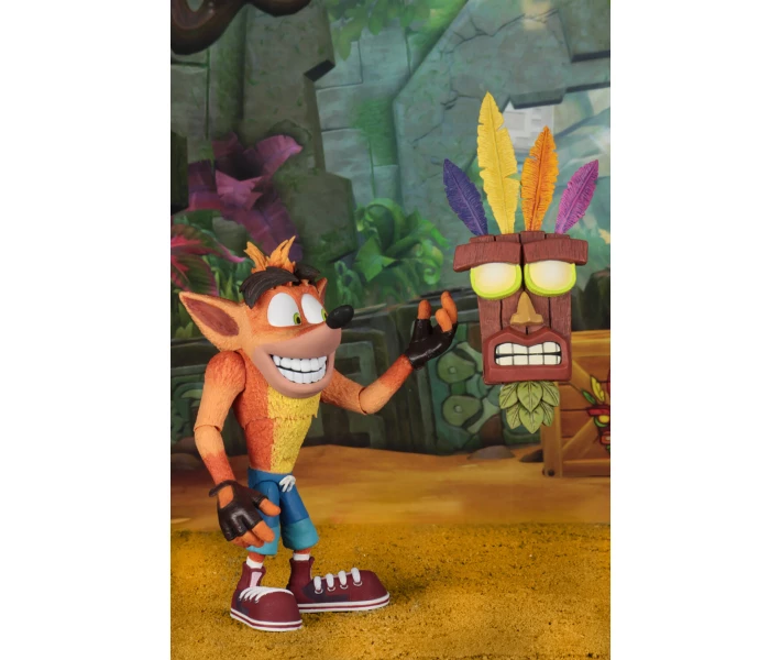 Фото -  Фигурка Crash Bandicoot фигурка 18 см Ultra Deluxe Crash с маской Аку-Аку