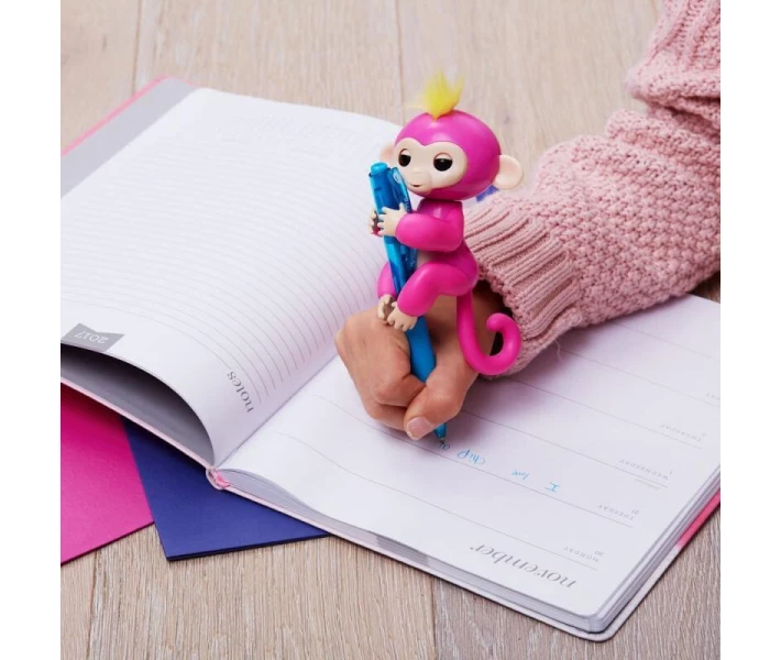 Фото -  Интерактивная ручная обезьянка Белла Bella Pink Fingerlings Interactive Baby Monkey WowWee