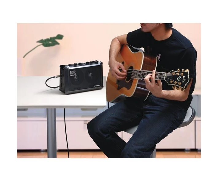 Фото - гитарный усилитель Комбоусилитель Roland Mobile Cube