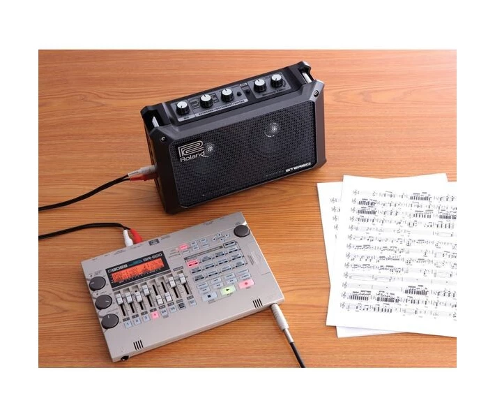 Фото - гитарный усилитель Комбоусилитель Roland Mobile Cube