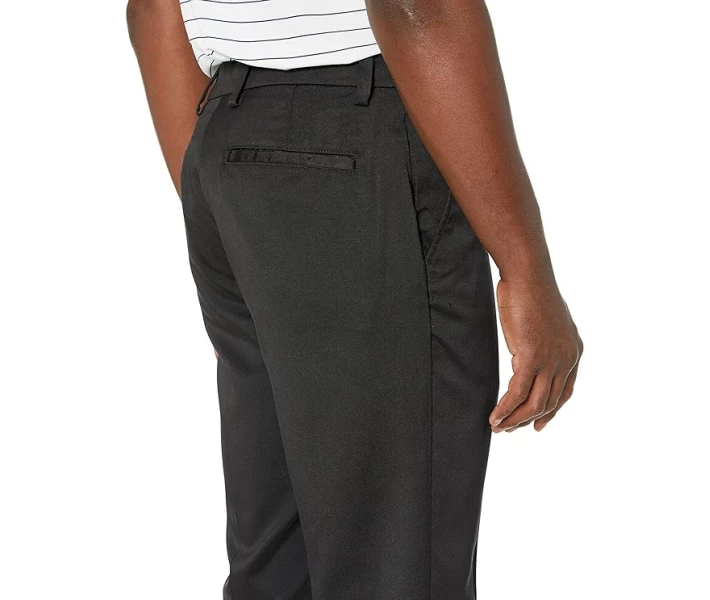 Фото - мужские брюки Брюки Regular Fit из влагоотводящей ткани для мужчины Amazon Essentials AE1906304 32-29 черный