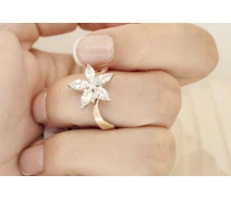 Купить -  Кольцо с нежным цветочком из камней фианита