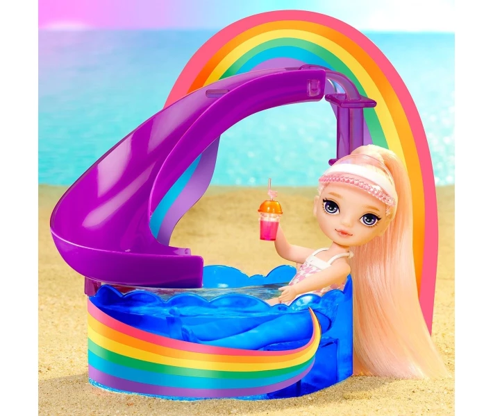 Фото - ляльки, набори для ляльок Ігровий набір з лялькою RAINBOW HIGH серії "Littles" – ВЕСЕЛКОВЕ СВЯТО В БАСЕЙНІ (з аксес.) (522249)